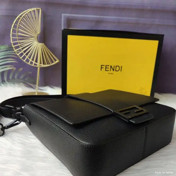 Vintage HOT Black Cuoio Medium Leather Romano Messenger Fendi In Baguette 0426